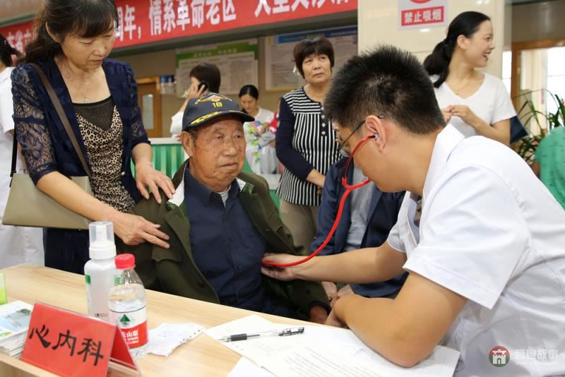 省立醫(yī)院專家來(lái)我縣開(kāi)展“紀(jì)念抗戰(zhàn)70周年，情系革命老區(qū)”大型義診活動(dòng)