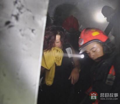 險！日照莒縣一餐館深夜突發(fā)大火 ！濃煙滾滾！