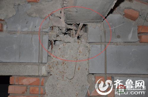 莒縣寨里河鎮(zhèn)雙石頭村樓房開裂，樓上倒水樓下下雨