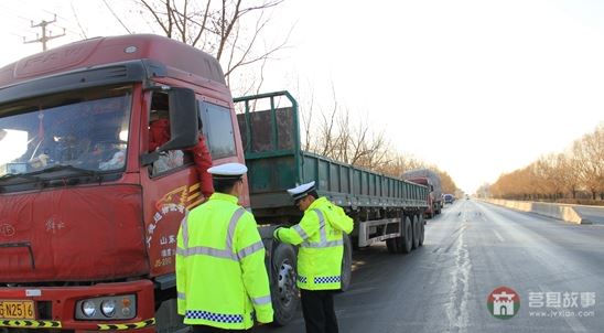 民警對(duì)車(chē)輛進(jìn)行仔細(xì)檢查