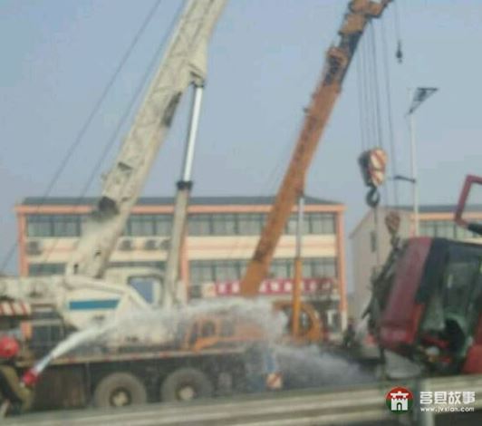 莒縣陵陽鎮(zhèn)又發(fā)生車禍，東上莊油罐車側(cè)翻，導(dǎo)致交通擁堵
