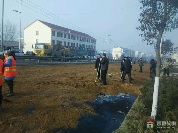 莒縣陵陽鎮(zhèn)又發(fā)生車禍，東上莊油罐車側(cè)翻，導(dǎo)致交通擁堵