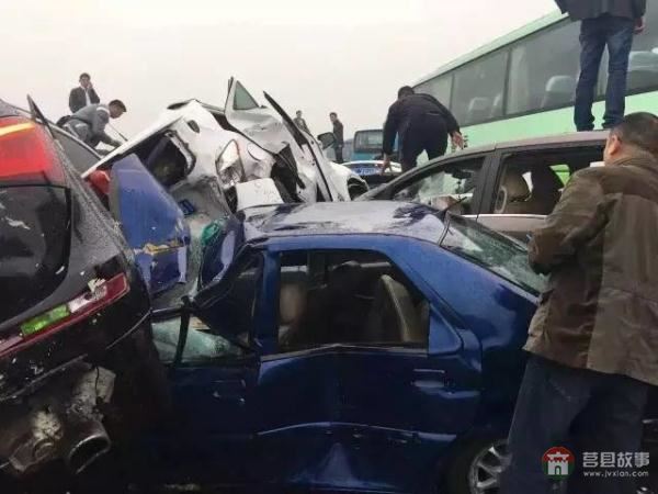 行車記錄儀視頻曝光！滬蓉高速25車連環(huán)相撞原因找到了