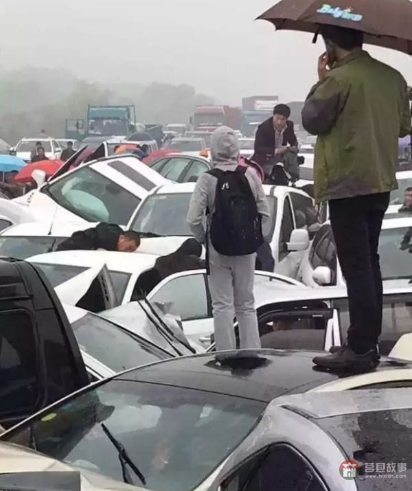 行車記錄儀視頻曝光！滬蓉高速25車連環(huán)相撞原因找到了