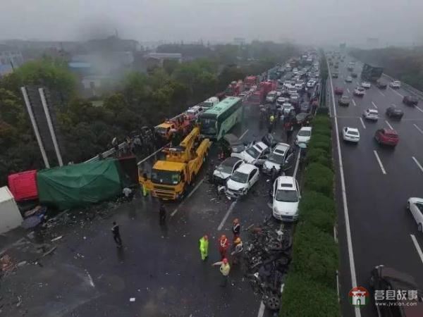 行車記錄儀視頻曝光！滬蓉高速25車連環(huán)相撞原因找到了