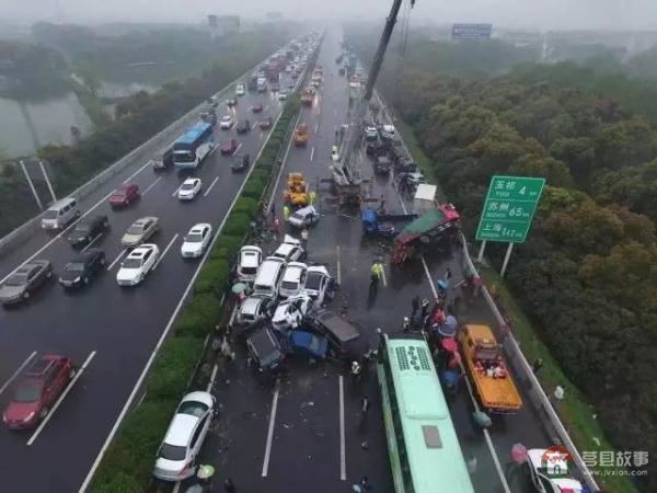 行車記錄儀視頻曝光！滬蓉高速25車連環(huán)相撞原因找到了