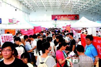 高考咨詢會現(xiàn)場,人頭攢動。