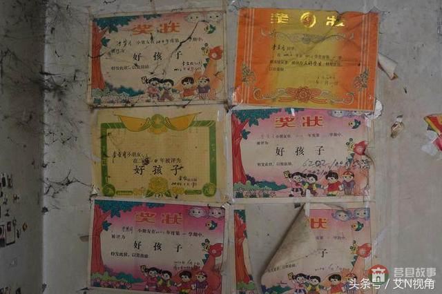 被父母狠心拋棄的三個(gè)孩子，只認(rèn)爺爺不認(rèn)爹