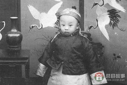 溥儀九歲時有一特殊癖好，宮女聽了羞紅臉，太監(jiān)聽了忍不住笑