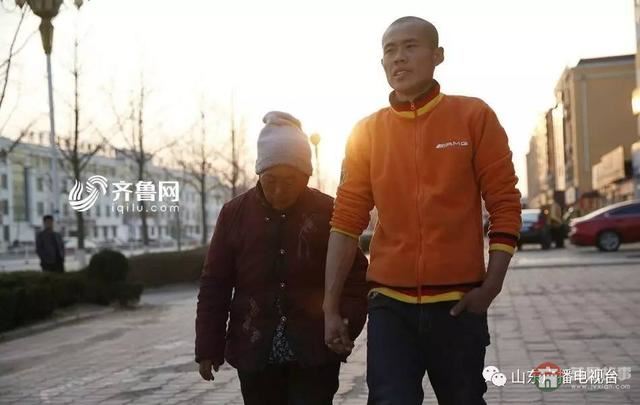 哥哥下落不明，和媳婦離婚，日照小伙帶精神病媽媽打工六年……想有個(gè)家！