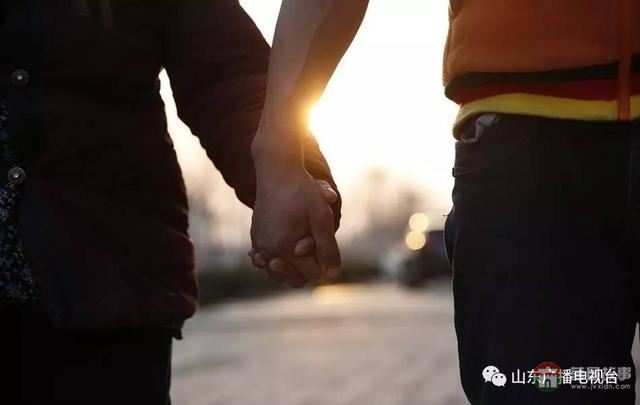 哥哥下落不明，和媳婦離婚，日照小伙帶精神病媽媽打工六年……想有個(gè)家！