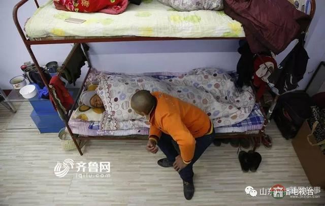 哥哥下落不明，和媳婦離婚，日照小伙帶精神病媽媽打工六年……想有個(gè)家！