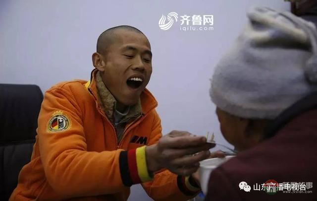 哥哥下落不明，和媳婦離婚，日照小伙帶精神病媽媽打工六年……想有個(gè)家！