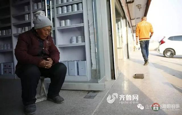哥哥下落不明，和媳婦離婚，日照小伙帶精神病媽媽打工六年……想有個(gè)家！